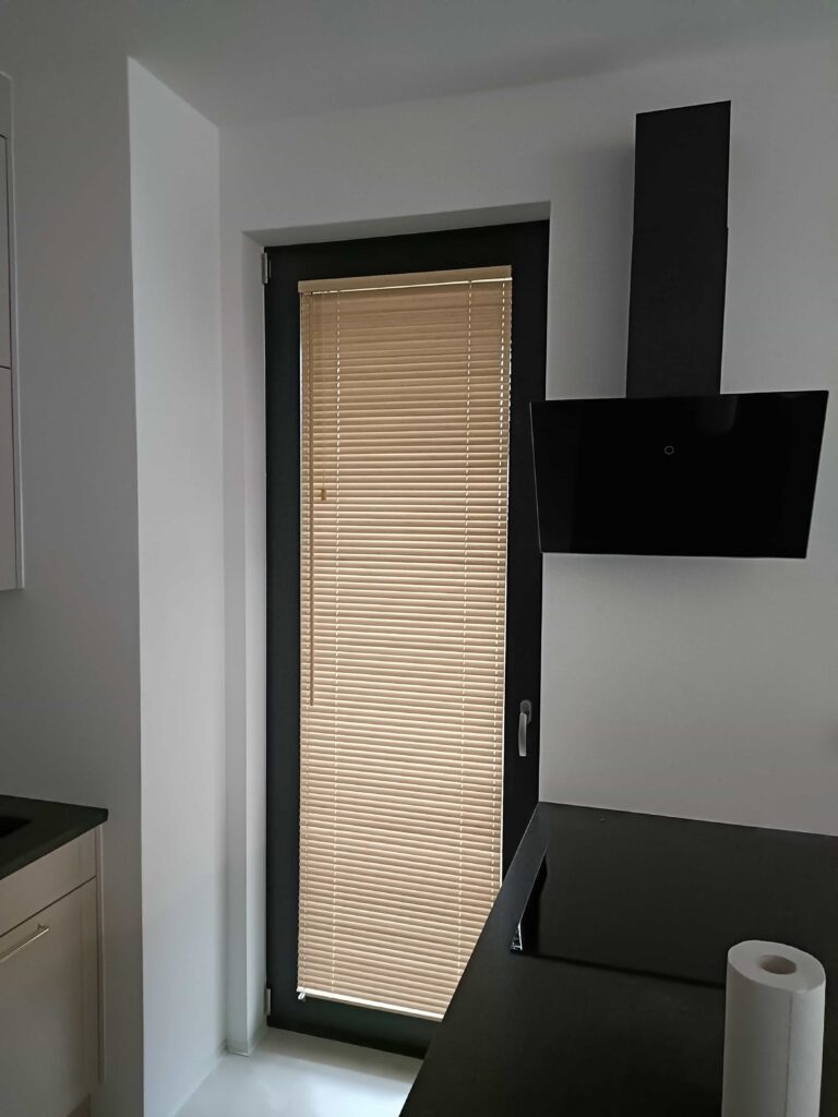 Nowoczesne wnętrze z żaluzjami